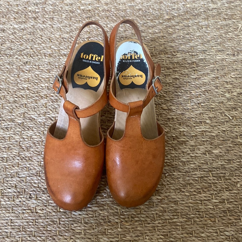 Hasbeens leather buckle clogs